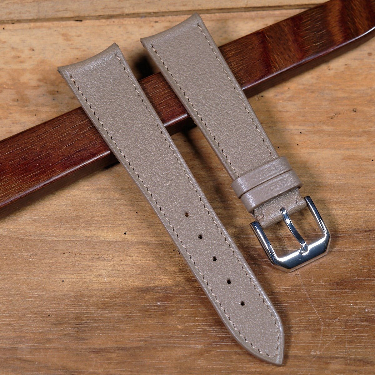 Watch strap curved handles in taupe Atelier romane